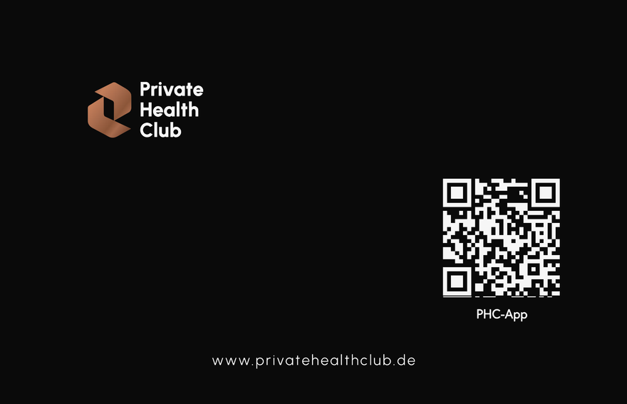 PHC-Mitgliedskarte (Muster) mit wechselnden Musterfirmen, Namen und Versichertennummern sowie QR-Code zur App